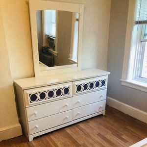 Queen size bedroom set for youth or teen.